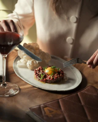 The art is in the making.

Wagyu rump, pickled mustard, morels and yolk: each element of our Mayura Station Tartare is placed with deliberate care.

#6HEAD #beststeakhouse #michelinstar #finedining #australianrestaurant @mayurastation