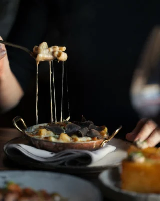 Not all Mac & Cheese comes with this much depth.

Ours begins with black garlic and truffle béchamel, and can finish with shaved black truffle if you choose to take it further.

#6HEAD #beststeakhouse #michelinstar #finedining #australianrestaurant